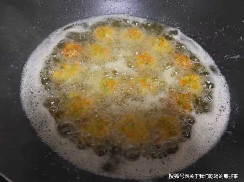 炸蘿蔔丸子有竅門，最忌放麵粉和澱粉，教你一招，又香又脆不回軟