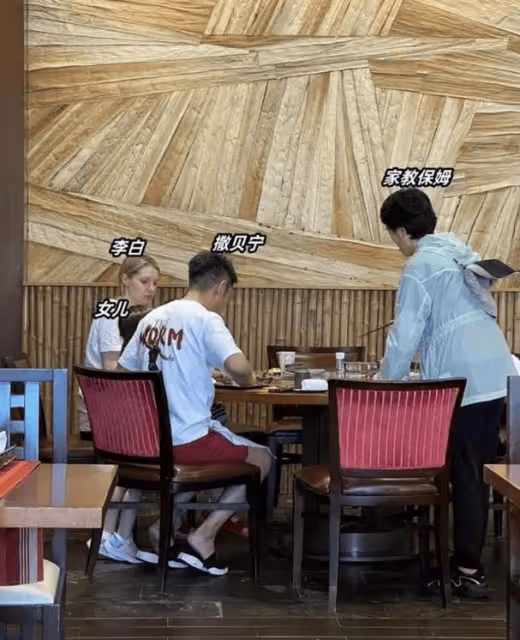撒貝寧攜家人三亞遊玩,穿衣風格顯潮流!妻子李白穿泳衣美背吸睛