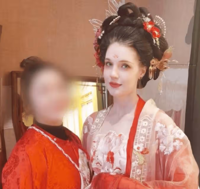 撒貝寧攜家人三亞遊玩,穿衣風格顯潮流!妻子李白穿泳衣美背吸睛