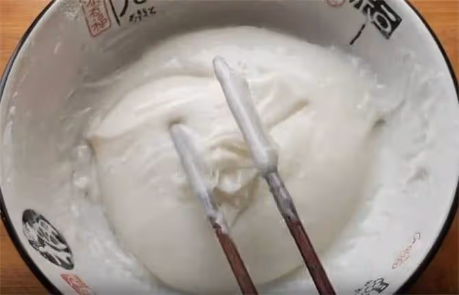 把糯米粉開水一燙,不發麵,不餳面,個個鼓大泡,酥脆又掉渣