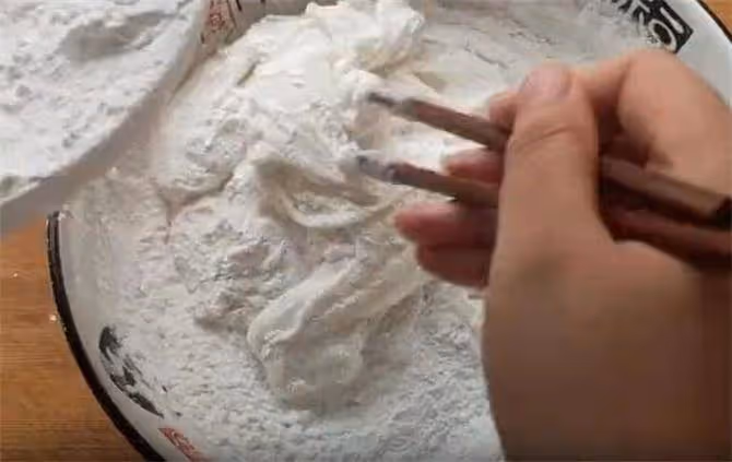 把糯米粉開水一燙,不發麵,不餳面,個個鼓大泡,酥脆又掉渣