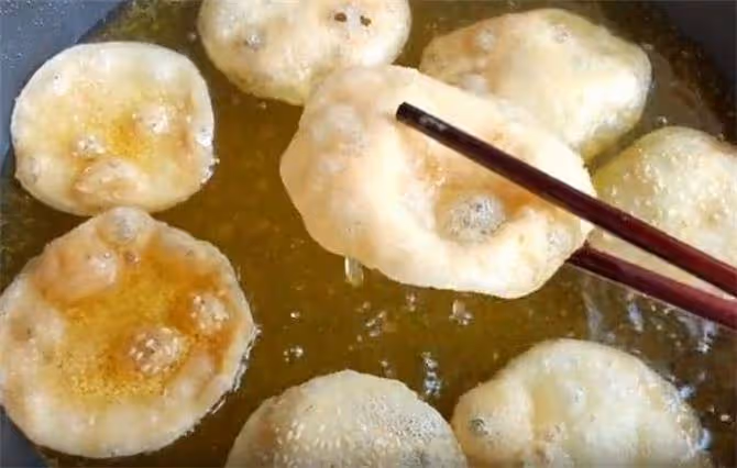 把糯米粉開水一燙,不發麵,不餳面,個個鼓大泡,酥脆又掉渣