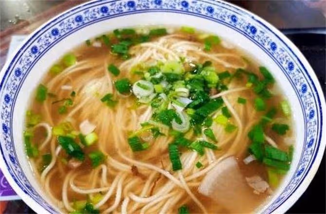 蘭州拉麵源於臨夏,發揚於蘭州,後來青海人推廣至全國