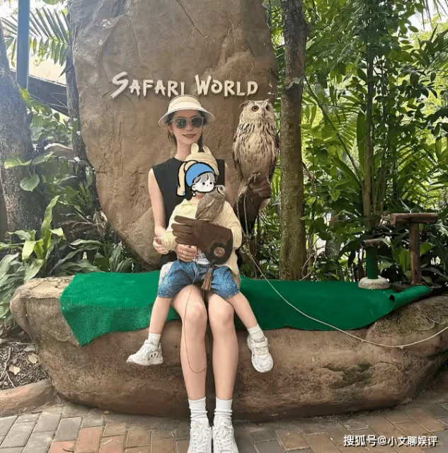 林峯一家參觀動物園,3歲女兒抱老虎膽量不小,張馨月自信秀身材