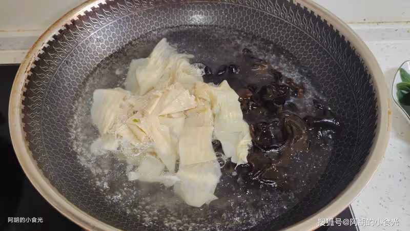 木耳和它太絕配,花錢少吃得好!三兩下拌一盤,清腸大好處,滿口新鮮停不下來