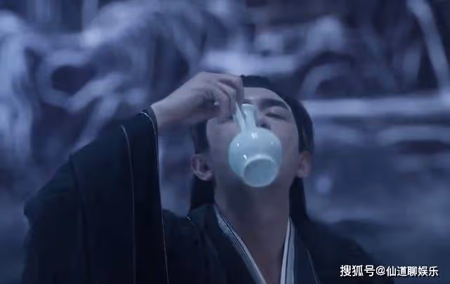 《與鳳行》看行止醉酒自虐,才懂長壽是神最毒的詛咒