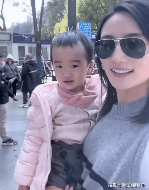 海哈金喜帶孩子找爸爸,2歲夏夏幫李亞鵬繫鞋帶,父女團聚好幸福
