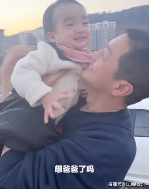 海哈金喜帶孩子找爸爸,2歲夏夏幫李亞鵬繫鞋帶,父女團聚好幸福