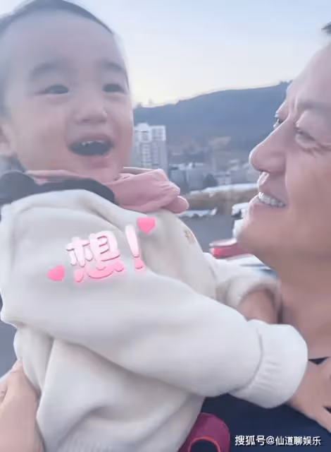 海哈金喜帶孩子找爸爸,2歲夏夏幫李亞鵬繫鞋帶,父女團聚好幸福