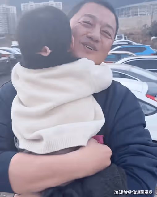 海哈金喜帶孩子找爸爸,2歲夏夏幫李亞鵬繫鞋帶,父女團聚好幸福