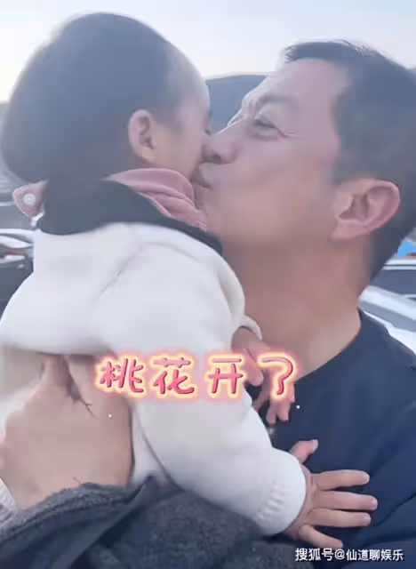 海哈金喜帶孩子找爸爸,2歲夏夏幫李亞鵬繫鞋帶,父女團聚好幸福
