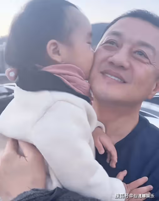 海哈金喜帶孩子找爸爸，2歲夏夏幫李亞鵬繫鞋帶，父女團聚好幸福