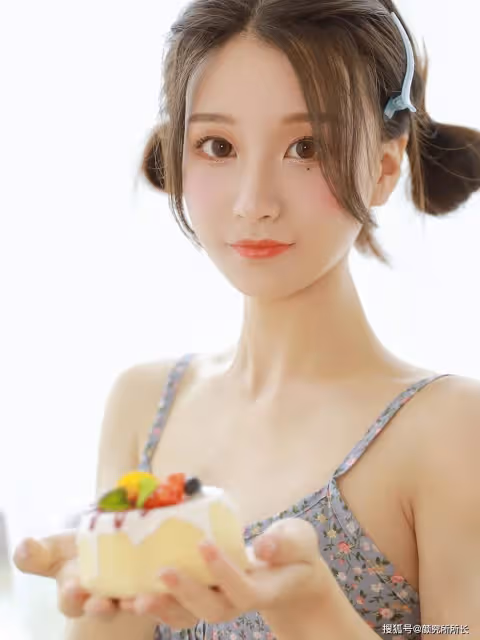20歲尤物少女時尚穿搭寫真大賞:弔帶碎花連衣裙 詮釋浪漫風情