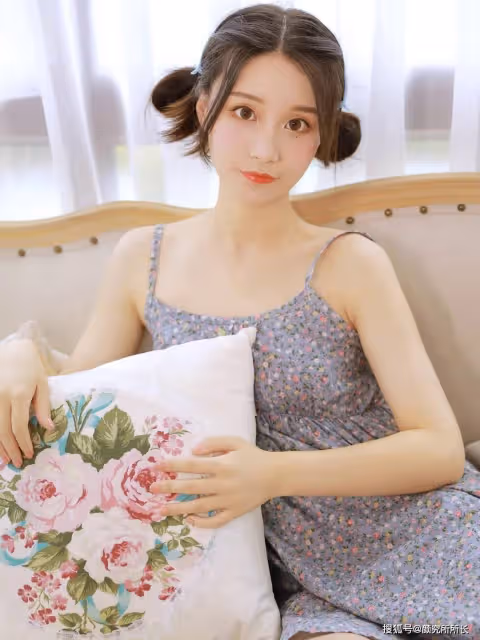 20歲尤物少女時尚穿搭寫真大賞:弔帶碎花連衣裙 詮釋浪漫風情