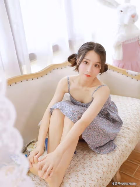 20歲尤物少女時尚穿搭寫真大賞:弔帶碎花連衣裙 詮釋浪漫風情