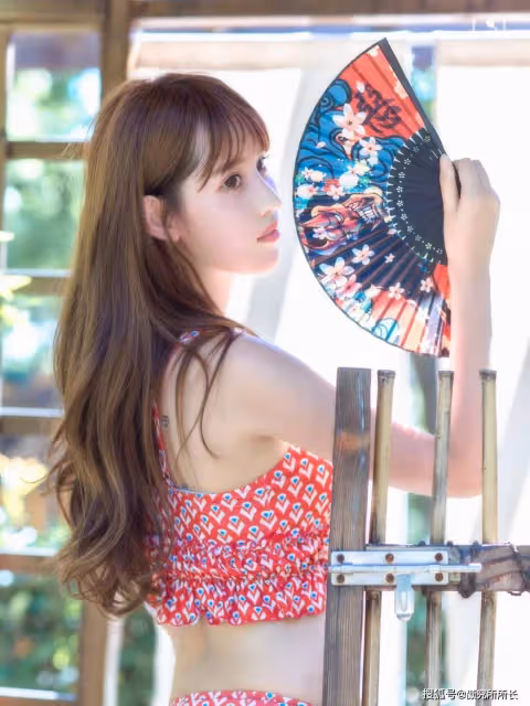 22歲極品尤物時尚寫真大賞:紅色印花比基尼 盡顯時尚完美身材
