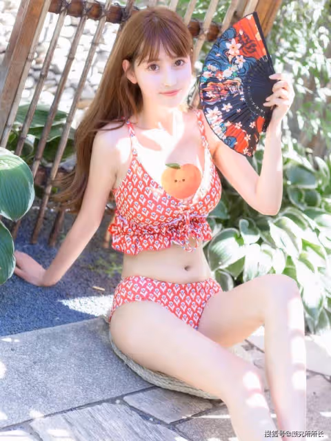 22歲極品尤物時尚寫真大賞:紅色印花比基尼 盡顯時尚完美身材