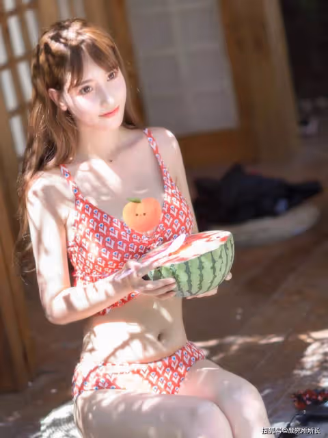 22歲極品尤物時尚寫真大賞:紅色印花比基尼 盡顯時尚完美身材