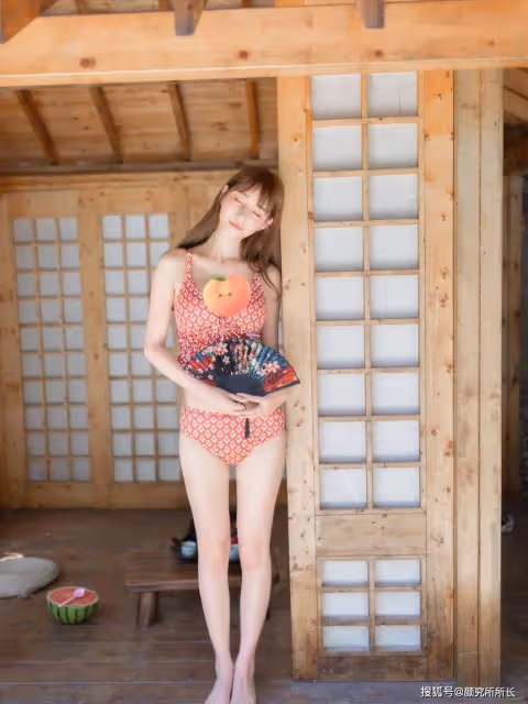 22歲極品尤物時尚寫真大賞:紅色印花比基尼 盡顯時尚完美身材