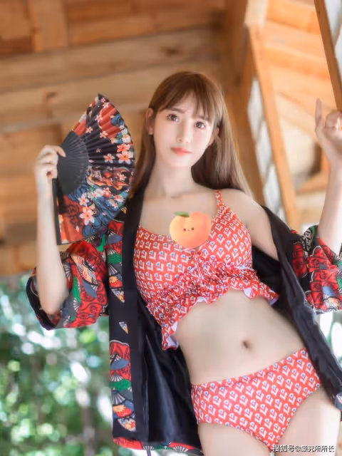 22歲極品尤物時尚寫真大賞:紅色印花比基尼 盡顯時尚完美身材