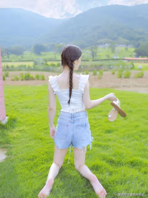 19歲雙馬尾辮少女夏日寫真大賞:白色花邊弔帶上衣搭配短牛仔褲 清新又自然