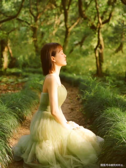 22歲極品尤物林間寫真穿搭:綠色弔帶長裙 宛如林間仙女