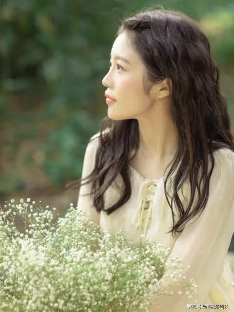 19歲尤物少女時尚穿搭:淺黃色連衣裙 迷人又優雅