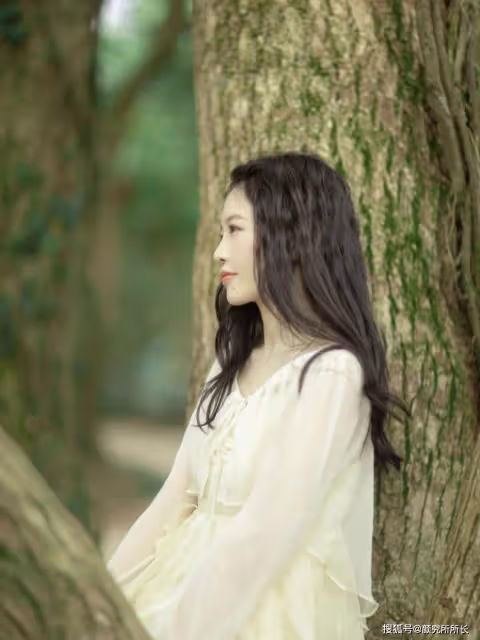 19歲尤物少女時尚穿搭:淺黃色連衣裙 迷人又優雅