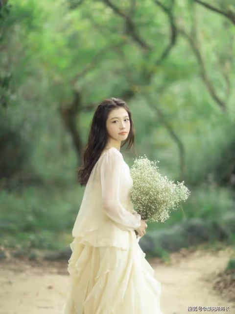 19歲尤物少女時尚穿搭:淺黃色連衣裙 迷人又優雅