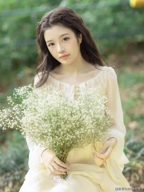 19歲尤物少女時尚穿搭:淺黃色連衣裙 迷人又優雅