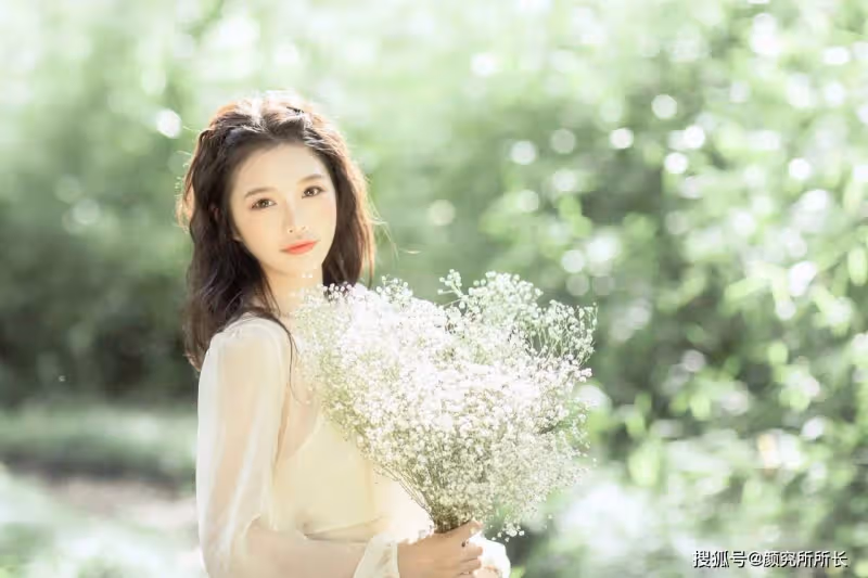 19歲尤物少女時尚穿搭:淺黃色連衣裙 迷人又優雅
