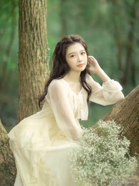 19歲尤物少女時尚穿搭：淺黃色連衣裙 迷人又優雅