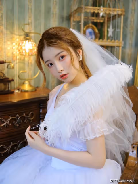 19歲純白婚紗新娘的時尚穿搭:浪漫而詩意 優雅迷人