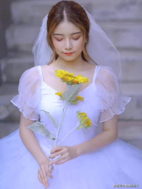 19歲純白婚紗新娘的時尚穿搭:浪漫而詩意 優雅迷人
