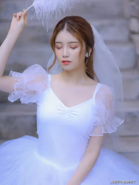 19歲純白婚紗新娘的時尚穿搭:浪漫而詩意 優雅迷人