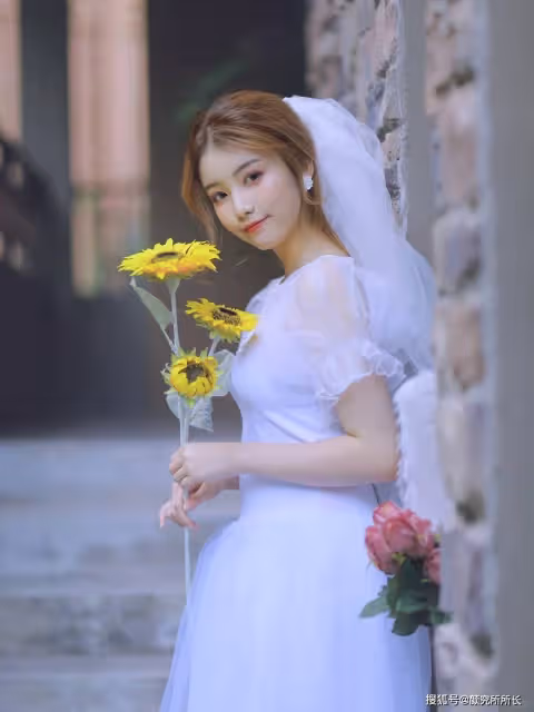 19歲純白婚紗新娘的時尚穿搭:浪漫而詩意 優雅迷人