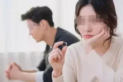 為了前途我捨棄了陪我十年的女友，她為了報復逆襲嫁給了我的老闆