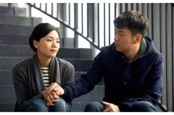 二婚老婆和前妻打了一架，保住了我的命，出院後我上交了所有財產