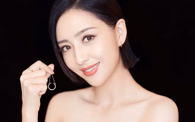 佟麗婭與兒子朵朵阿那亞度假,溫馨畫面引熱議