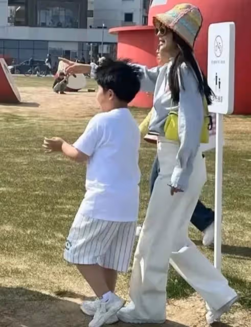 佟麗婭與兒子朵朵阿那亞度假,溫馨畫面引熱議