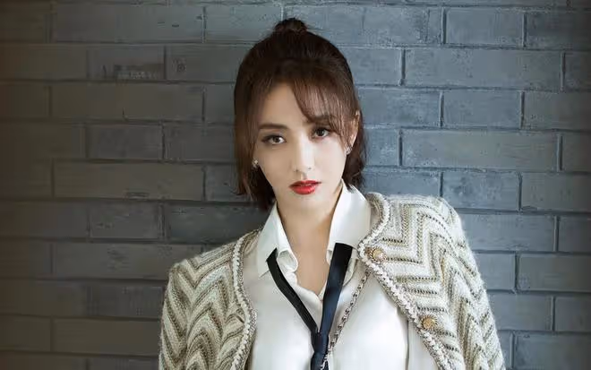佟麗婭與兒子朵朵阿那亞度假,溫馨畫面引熱議