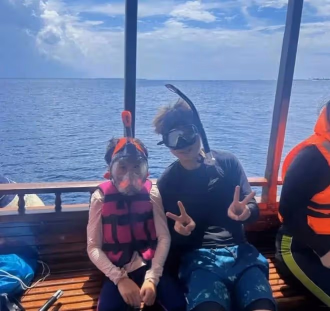 張丹峰曬與女兒出海度假照,父女感情引人羨慕