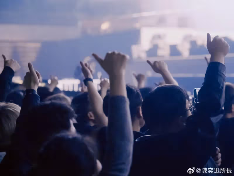 陳奕迅南京演唱會竟遭觀眾比中指　背對全場唱歌平復心情