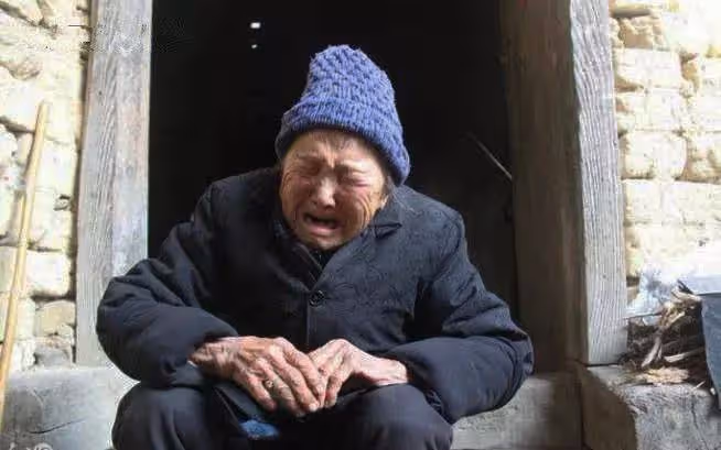 女兒托夢說想吃餃子,母親煮好端到墳前「抬頭瞥見墓碑」撒腿就跑!