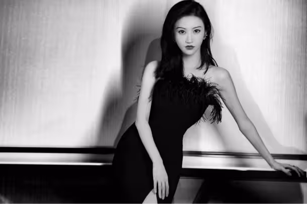 景甜又「玩」性感風,穿羽毛抹胸裙秀事業線,S型身材惹人羨慕