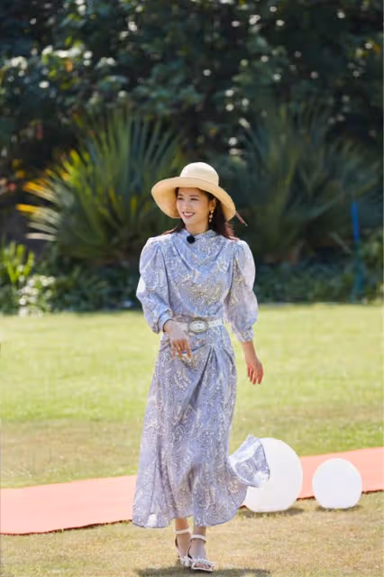 劉濤瘦身後擺脫土氣感,穿紫色連衣裙美艷動人,沙漏身材惹人愛