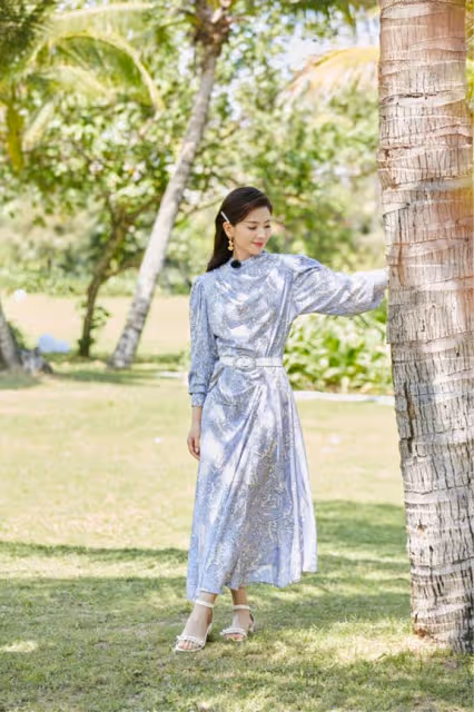 劉濤瘦身後擺脫土氣感,穿紫色連衣裙美艷動人,沙漏身材惹人愛