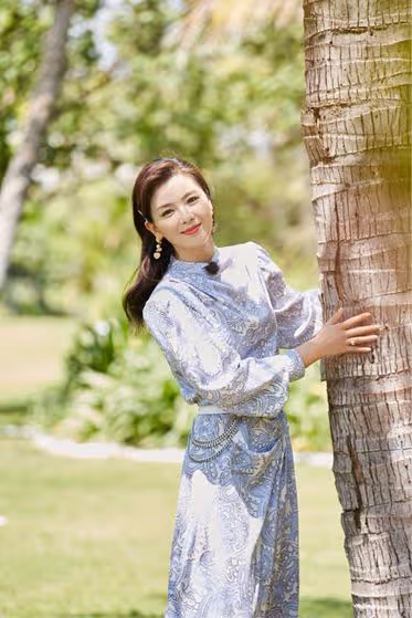 劉濤瘦身後擺脫土氣感,穿紫色連衣裙美艷動人,沙漏身材惹人愛
