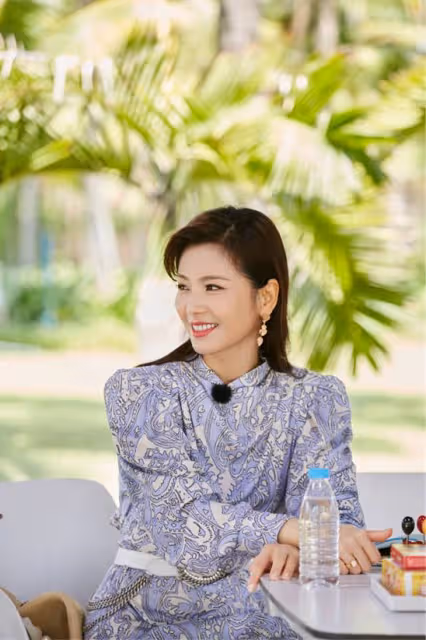 劉濤瘦身後擺脫土氣感,穿紫色連衣裙美艷動人,沙漏身材惹人愛