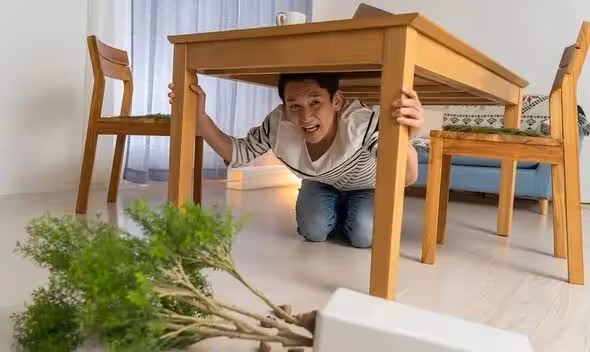 還會有餘震!「正在睡覺、在電梯裡、在騎車」怎麼辦?消防署「曝保命絕招」6常見狀況都能用